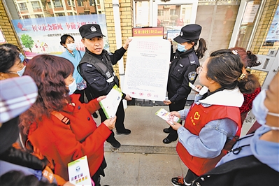 <p>　　基层民警在社区向市民宣传扫黑除恶专项斗争开展情况。</p>