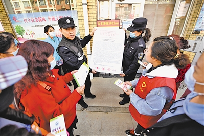 <p>　　基层民警在社区向市民宣传扫黑除恶专项斗争开展情况。</p>